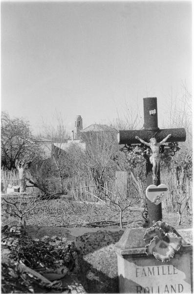 Vue éloignée sur le clocher du couvent, croix de cimetière au premier plan