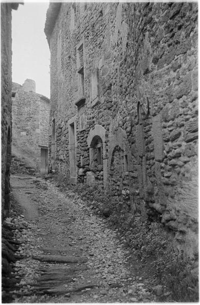 Une ruelle et des maisons anciennes en pierre