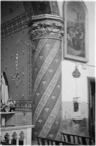 Intérieur : colonne et console de chapelle latérale