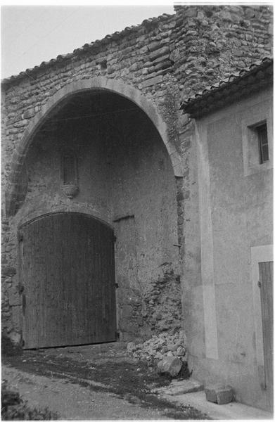 Maison ancienne en pierre : porche sur rue