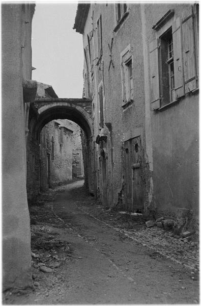 Une ruelle : passage voûté et façades de maisons