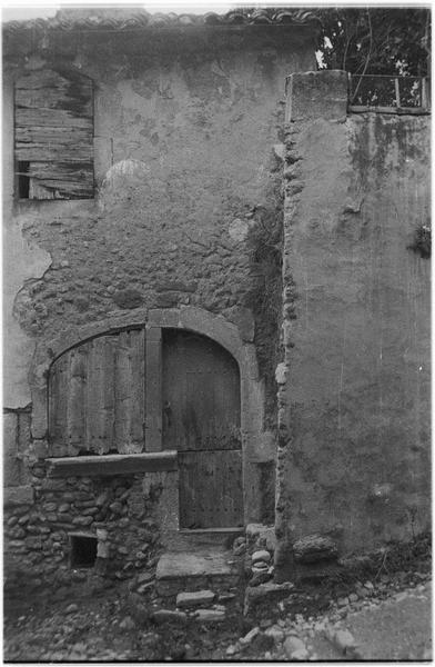 Maison ancienne en pierre : porte