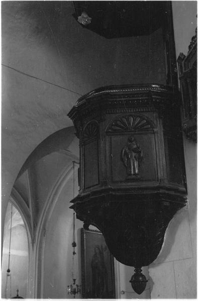 Intérieur : la chaire en bois sculpté