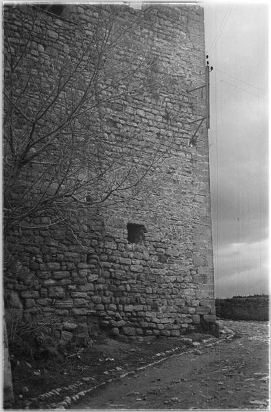 Porte sud des anciens remparts : côté gauche