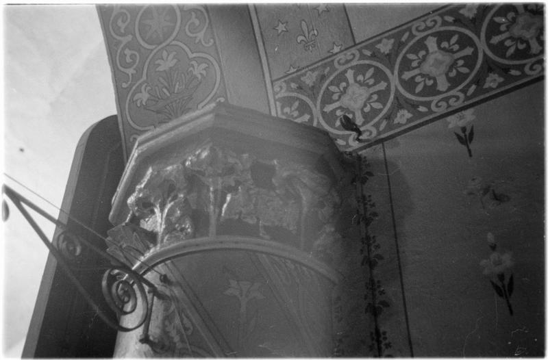 Intérieur : colonne et console de chapelle latérale