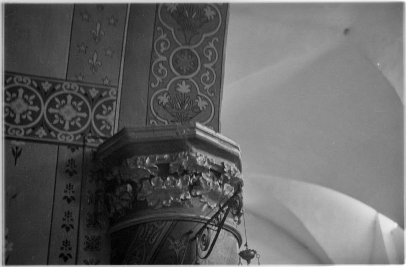 Intérieur : colonne et console de chapelle latérale