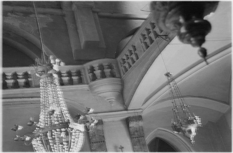 Intérieur : tribunes et lustres
