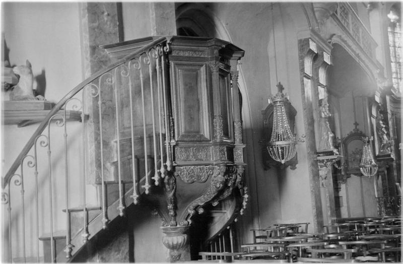 Intérieur : la chaire en bois sculpté