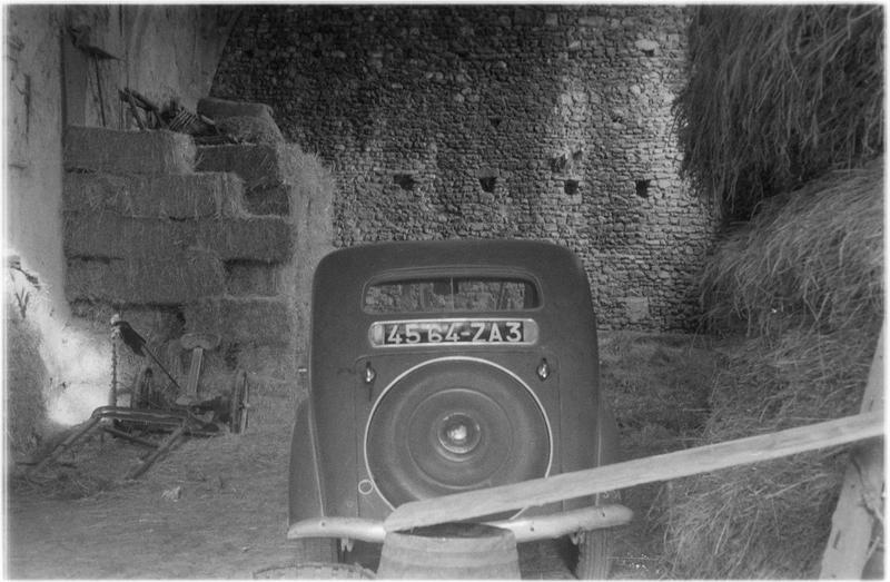 Bâtiment servant de remise, intérieur : voiture