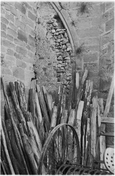 Bâtiment servant de remise, intérieur : poteaux en bois