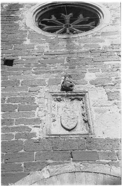 Façade ouest de l'église : armoiries et rose