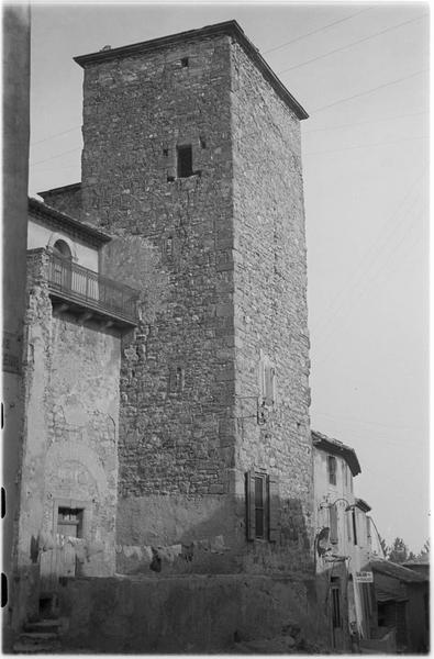 Tour des anciens remparts et maisons