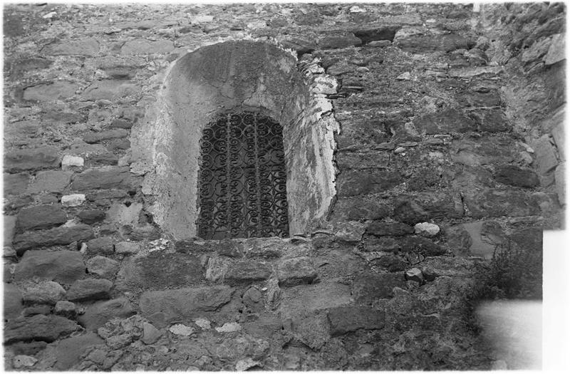 Base des anciens remparts avec une petite ouverture