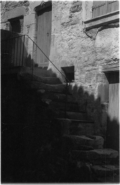 Maison ancienne en pierre : porte et escalier extérieur