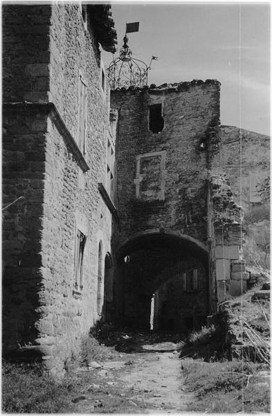 Maisons anciennes en pierre et passage voûté