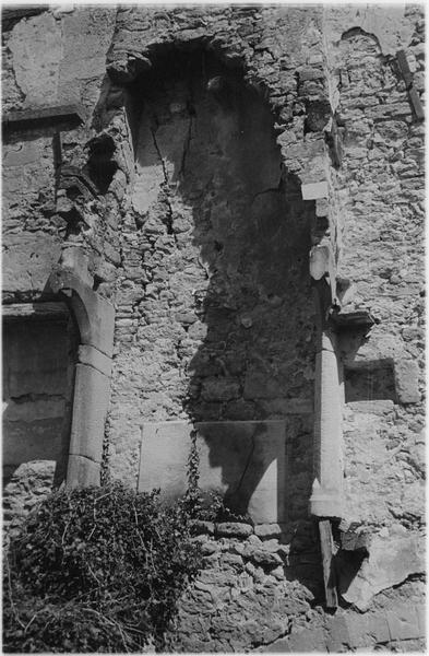 Maison ancienne en pierre : mur détérioré