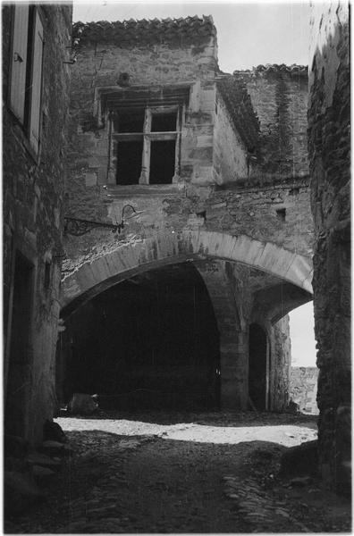 Maisons anciennes en pierre et passage voûté