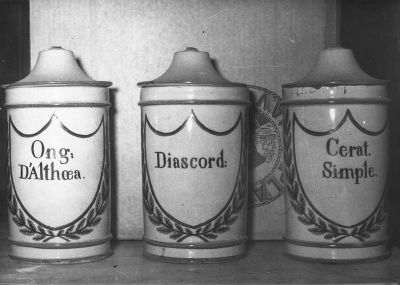 trois pots à pharmacie