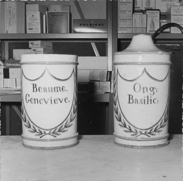 deux pots à pharmacie