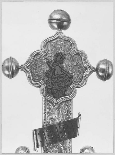 croix de procession : avers, détail fleuron supérieur - © Ministère de la Culture (France), Médiathèque du patrimoine et de la photographie (objets mobiliers), tous droits réservés