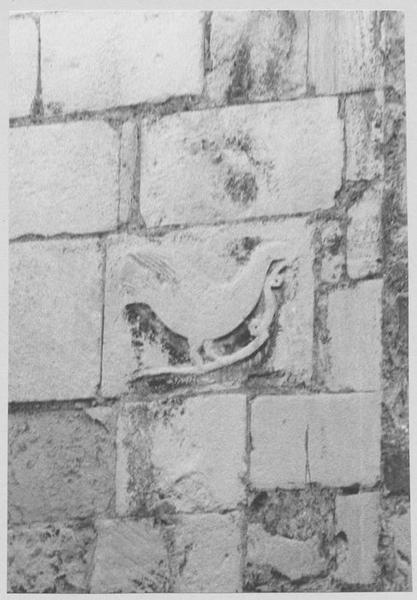 bas-relief : Colombe tenant un serpent dans son bec et le pietinant - © Ministère de la Culture (France), Médiathèque du patrimoine et de la photographie (objets mobiliers), tous droits réservés