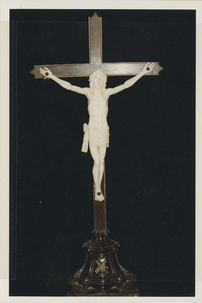 croix d'autel (crucifix à poser) : Christ en croix - © Ministère de la Culture (France), Médiathèque du patrimoine et de la photographie (objets mobiliers), tous droits réservés
