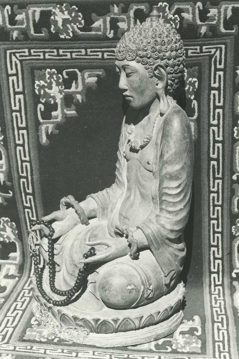 statue : Bouddha (Indonésie), vue générale - © Ministère de la Culture (France), Médiathèque du patrimoine et de la photographie, diffusion RMN-GP