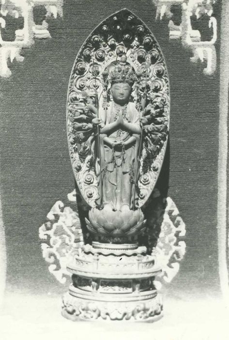 statue : Kwanin Avalokitesvara (Japon), vue générale - © Ministère de la Culture (France), Médiathèque du patrimoine et de la photographie, diffusion RMN-GP