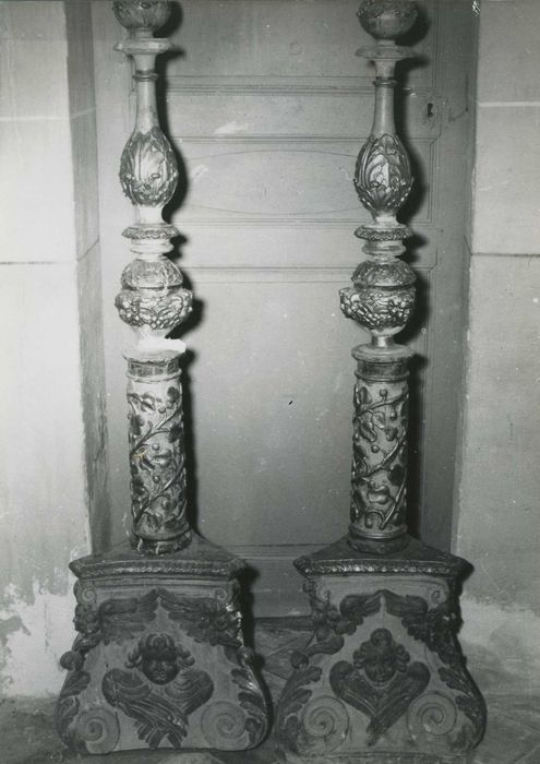 deux chandeliers pascals (porte-cierge pascal), vue partielle