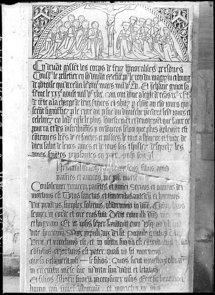 Dalle funéraire de Toussaint Le Pelletier et Jeanne Guiot, sa femme : plaque avec inscriptions surmontées du Christ en croix - © Ministère de la Culture (France), Médiathèque du patrimoine et de la photographie, diffusion RMN-GP