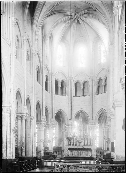 Intérieur : choeur à trois niveaux