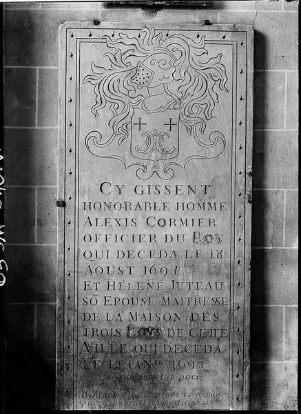 Dalle funéraire d'Alexis Cormier et Hélène Juteau, sa femme : plaque avec inscriptions surmontées d'un écu armorié et d'un heaume