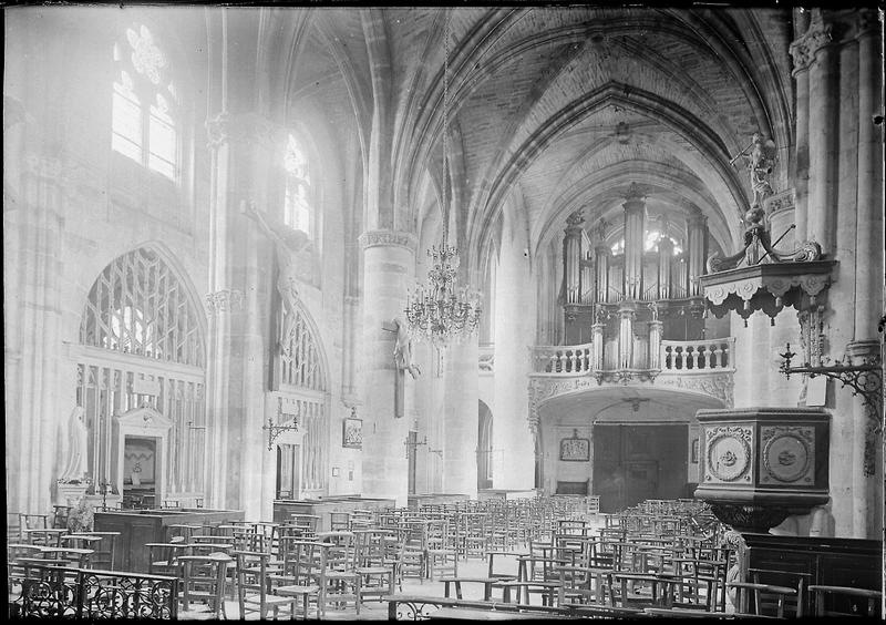 Intérieur : nef avec chaire à prêcher, vers l'entrée surmontée d'un orgue de tribune - © Ministère de la Culture (France), Médiathèque du patrimoine et de la photographie, diffusion RMN-GP