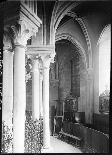 Intérieur : choeur, déambulatoire avec colonnes jumelées