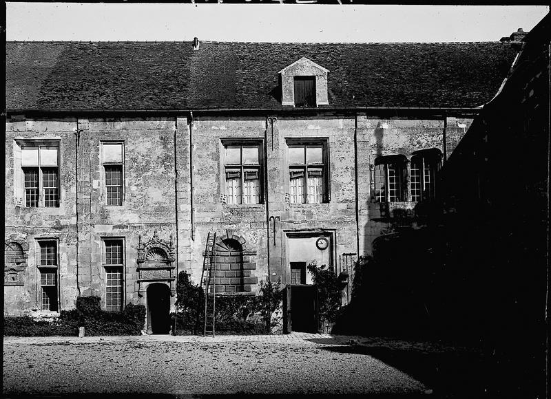 Façade sur cour, fenestrage