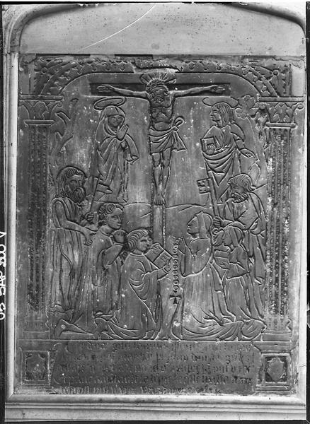 Dalle funéraire de Jean Loreau et Perrine Archambault : plaque avec inscriptions surmontées de la Crucifixion