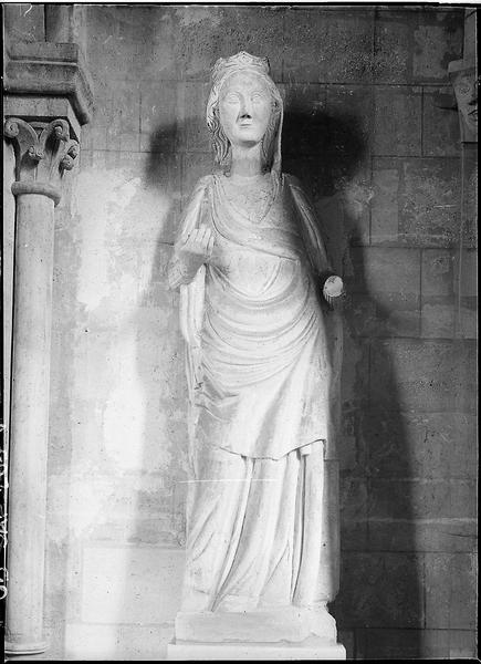 Statue : sainte Geneviève (mains manquantes)