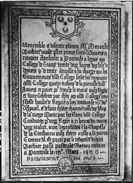 Plaque commémorative de fondations gravée par Menault Barbier, curé d'Anvers : plaque avec inscriptions surmontées d'un blason et d'un crâne dans la partie inférieure - © Ministère de la Culture (France), Médiathèque du patrimoine et de la photographie, diffusion RMN-GP