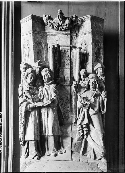 Haut-relief : sept personnages avec bâtiment à colonnes ioniques en arrière-plan surmonté de Dieu entouré d'anges - © Ministère de la Culture (France), Médiathèque du patrimoine et de la photographie, diffusion RMN-GP