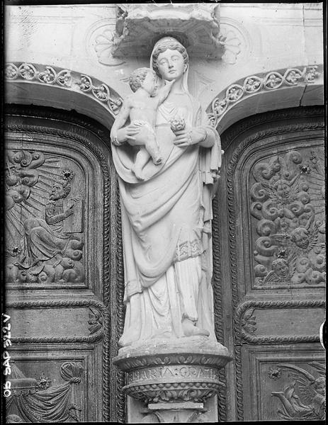 Statue : Vierge à l'Enfant (adossée au trumeau du portail ouest) - © Ministère de la Culture (France), Médiathèque du patrimoine et de la photographie, diffusion RMN-GP