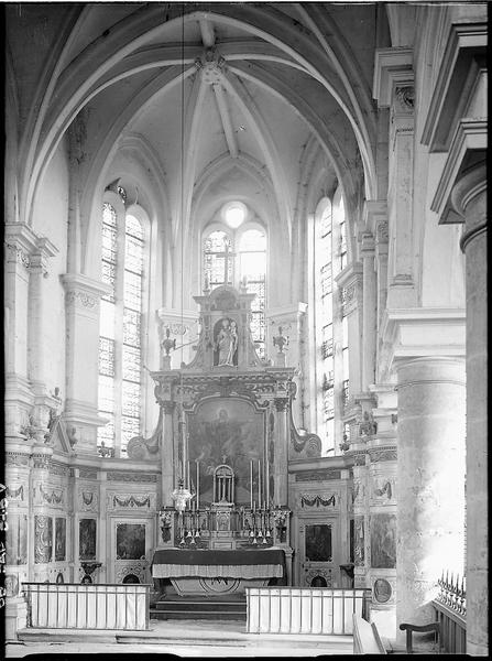 Retable, lambris de revêtement, tableaux peints sur bois et statue de la Vierge à l'Enfant au fronton - © Ministère de la Culture (France), Médiathèque du patrimoine et de la photographie, diffusion RMN-GP