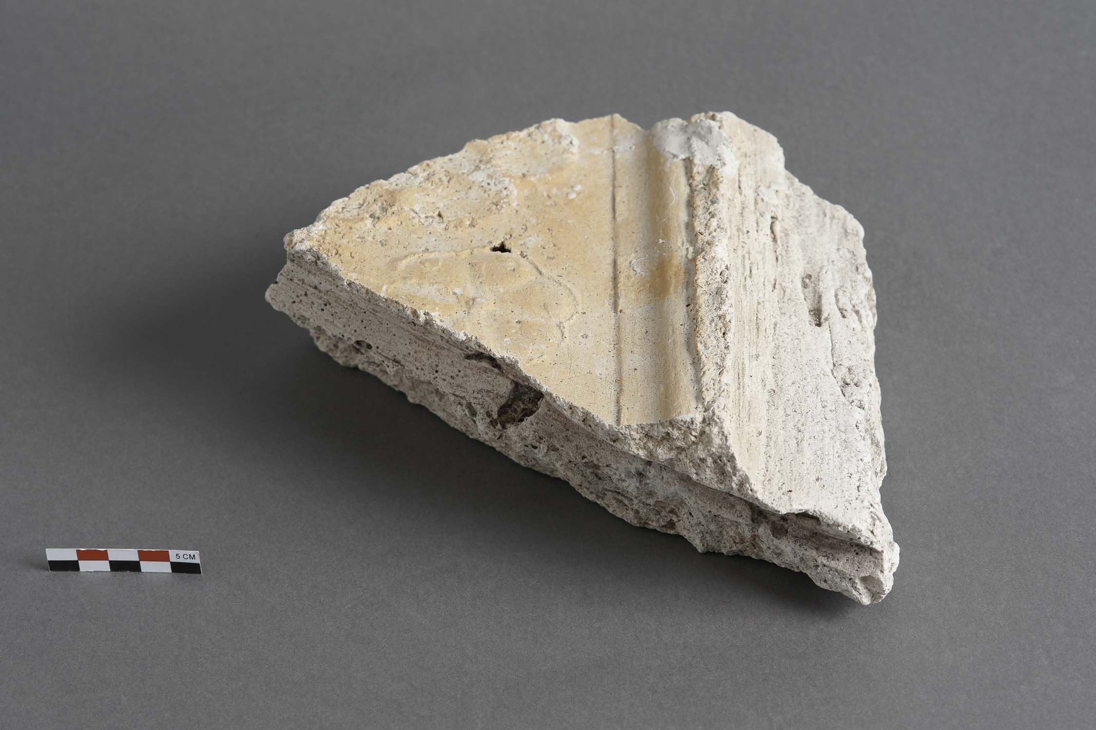 Fragment d’un estrich, sol-plafond en plâtre