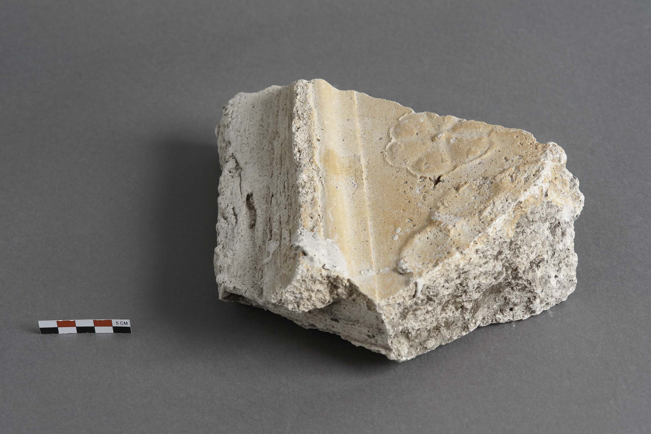 Fragment d’un estrich, sol-plafond en plâtre