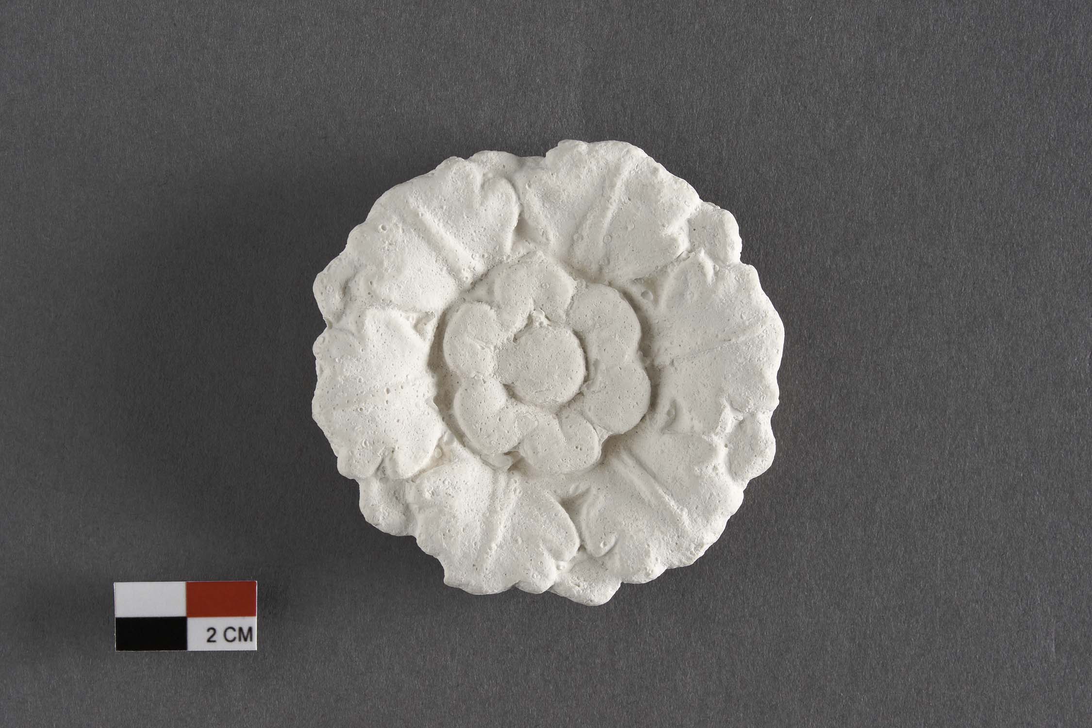 Rose du plafond en plâtre moulé et scellée au plâtre, recto
