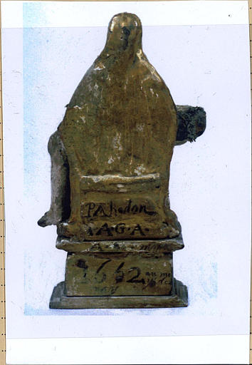 statuette : Pieta, revers avec inscription - © Ministère de la Culture (France), Médiathèque du patrimoine et de la photographie (objets mobiliers), tous droits réservés