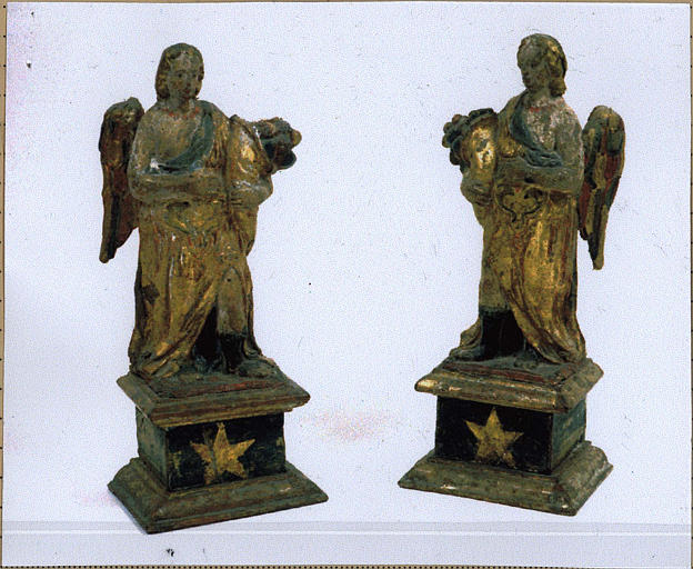 deux statuettes d'anges portant des cornes d'abondance