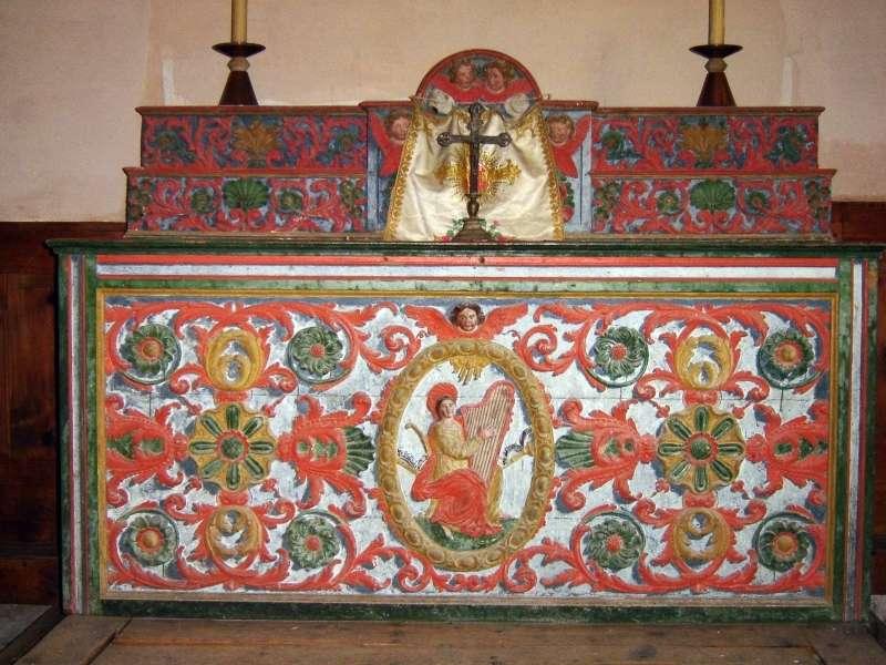 autel de sainte Cécile, avec son tabernacle et ses 2 gradins d'autel.