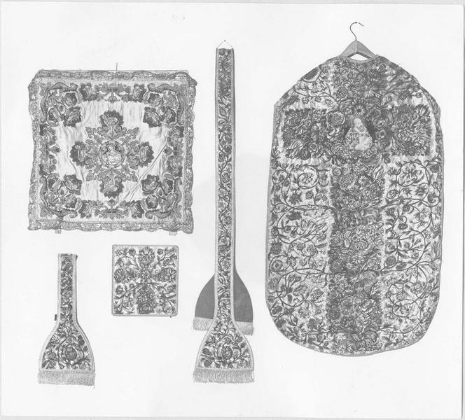 chasuble, étole, voile du calice, bourse, manipule, vue générale - © Ministère de la Culture (France), Médiathèque du patrimoine et de la photographie (objets mobiliers), tous droits réservés