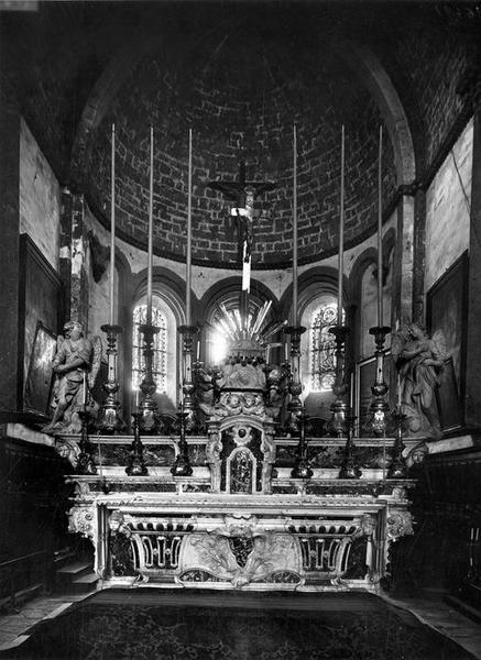 autel et tabernacle du maître-autel ; croix, chandeliers d'autel (garniture du maître-autel), vue générale - © Ministère de la Culture (France), Médiathèque du patrimoine et de la photographie (objets mobiliers), tous droits réservés