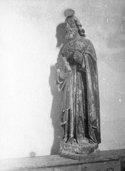 Statue : saint tenant un livre fermé